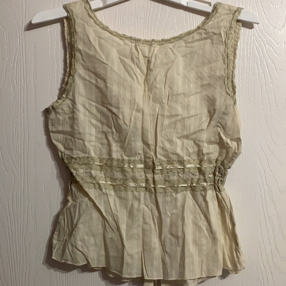 Cute top - Picture 2 of 2